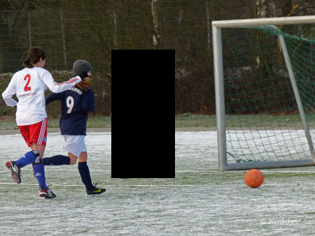 2010 11 28_TuS Berne - HSV5 - Anonymisierte Gegenspielerin gibt Tor frei Graves outet ihren ganzen Frust, und gibt das Tor kampflos und entnervt frei